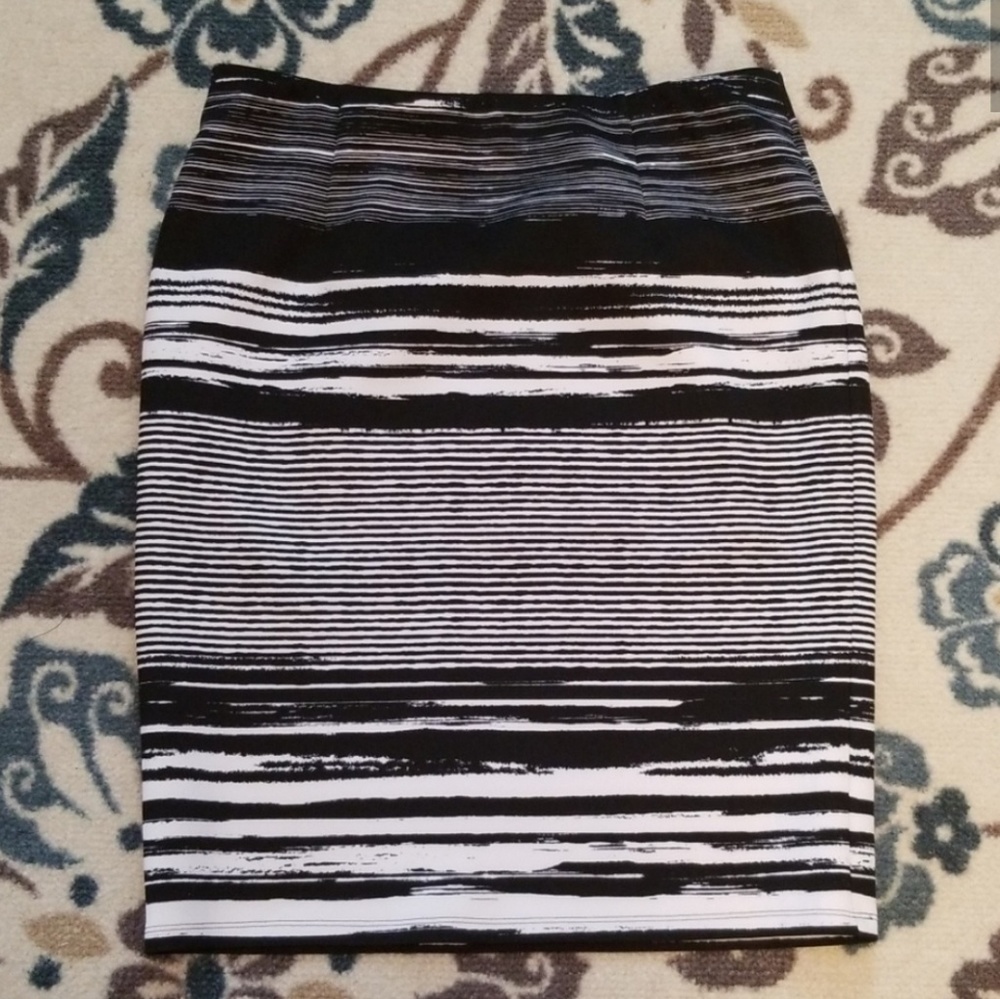 ♥️Cato black and white skirt!